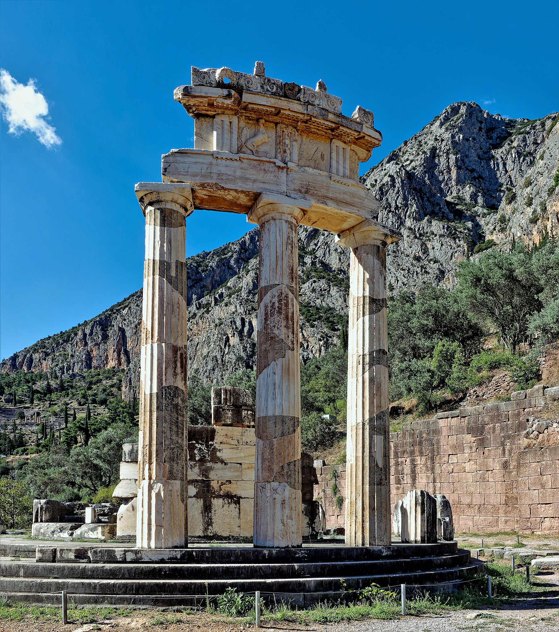 Heiligtum der Athena in Delphi.
Quelle: Holger Uwe Schmitt - Eigenes Werk